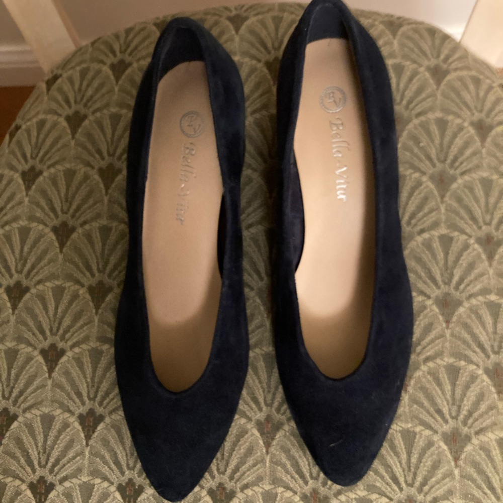 Bella Vita navy suede pumps